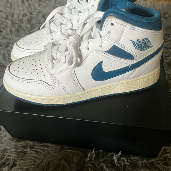 Jordan Other - Nike Air Jordan 1 Mid SE